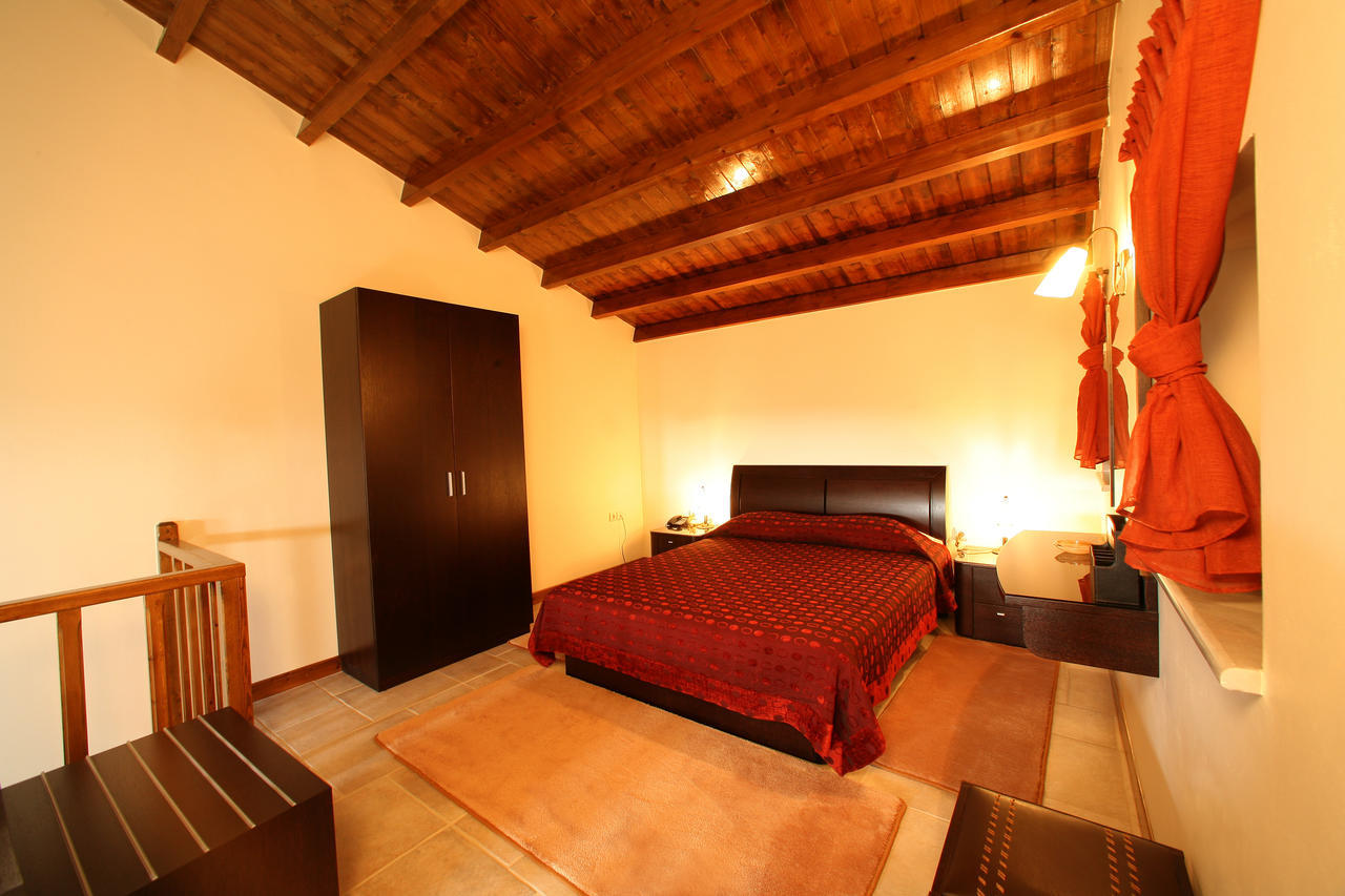 Arhontiko Parnona Hotell Karyes Rom bilde