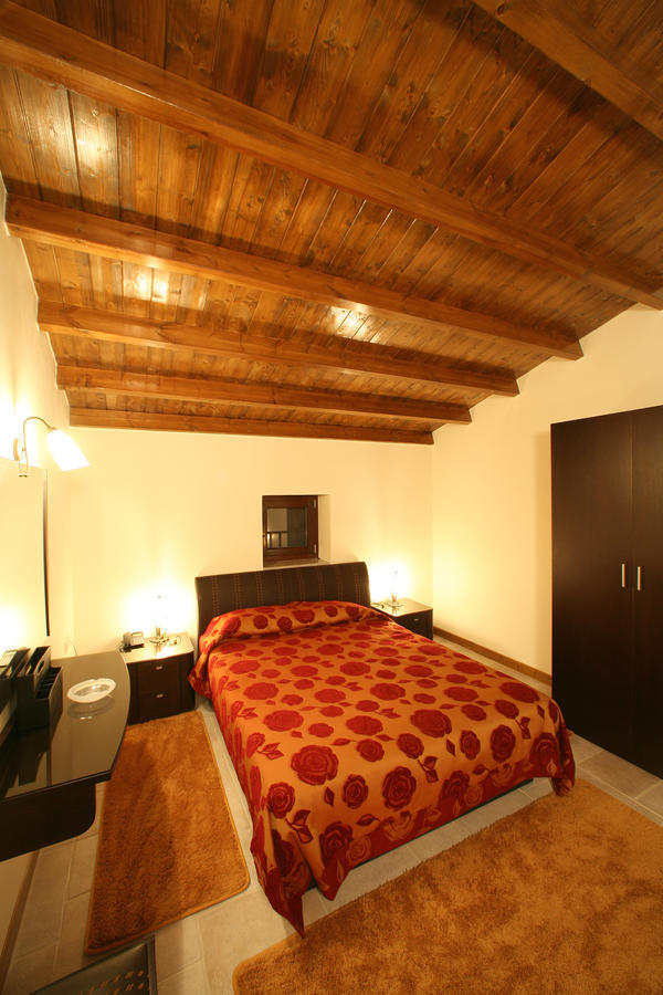 Arhontiko Parnona Hotell Karyes Rom bilde